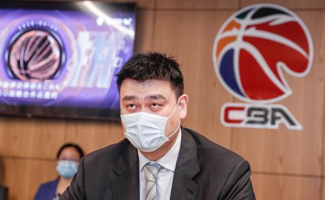 第35分钟，斯特林左路和队友撞墙配合后禁区被拉塞尔斯放倒裁判没有表示。
